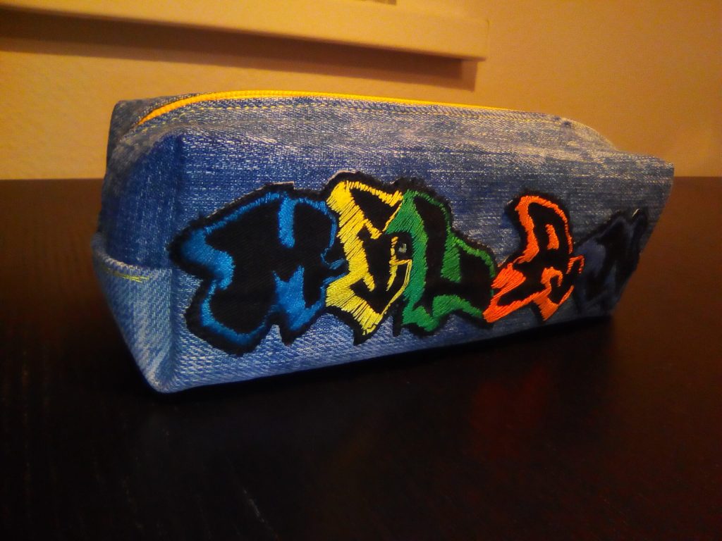 Besticktes Stiftemäppchen aus einer alten Jeans