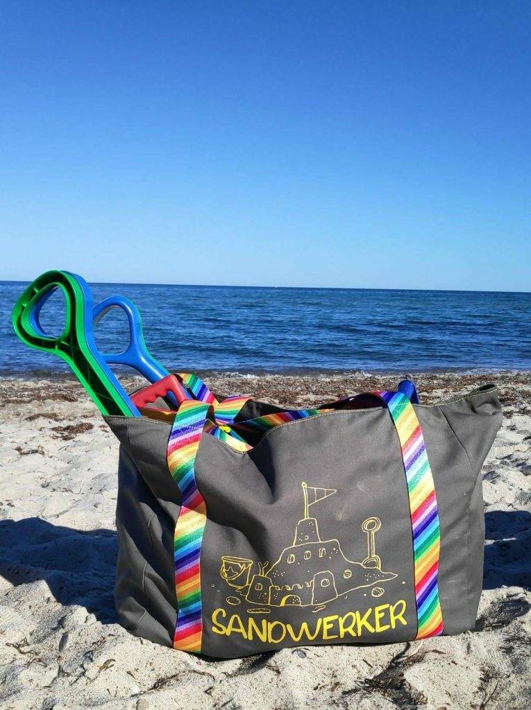Genähte Strandtasche mit Netzboden