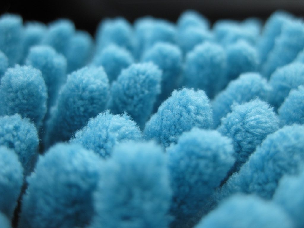 Nahaufnahme einer weichen blauen Faseroberfläche.